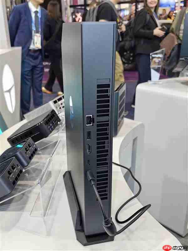 雷神MIX G2独显游戏迷你主机亮相:行业首款Ultra 9 275HX + RTX 5090