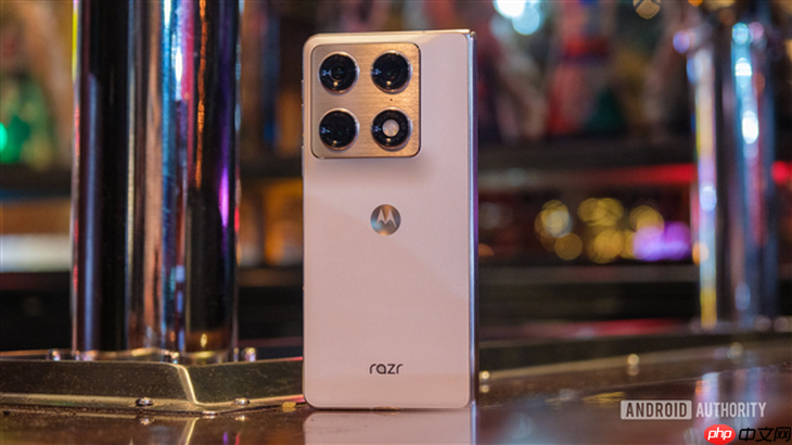 moto推出首款大折叠手机 8.1英寸2K内屏