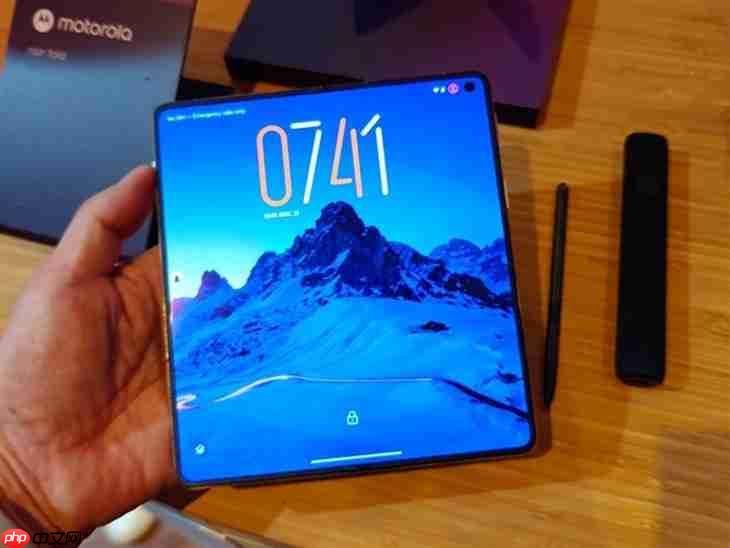 moto推出首款大折叠手机 8.1英寸2K内屏
