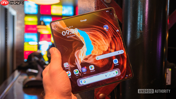 moto首款大折叠屏来了！moto Razr Fold亮相CES