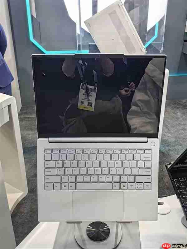 雷神aibook14 Air Carbon全能本发布：1kg碳纤维机身 18小时续航
