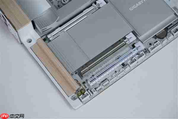 实木+皮革都用上了！技嘉木雕X870E AERO X3D WOOD主板图赏