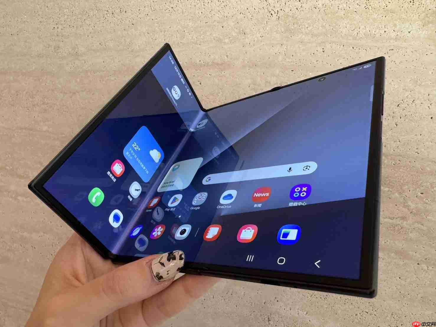 摺叠机天花板！三星Galaxy Z TriFold三摺机10吋巨幕 大展双内摺设计工艺