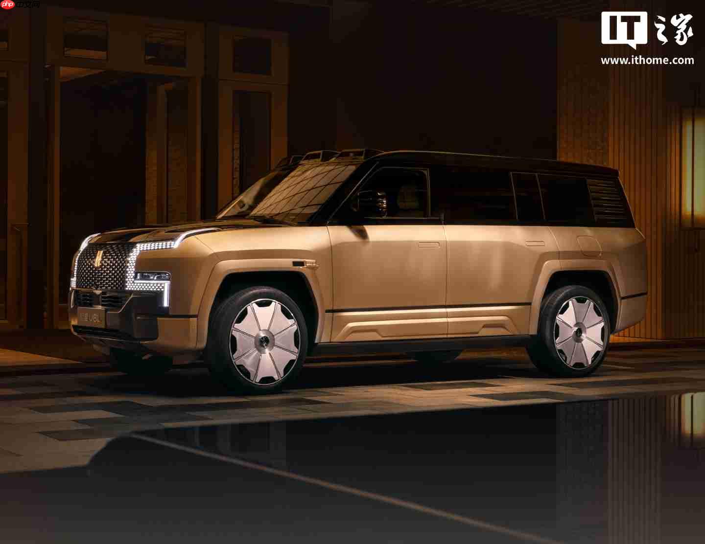 美的集团董事长方洪波成为仰望 U8L 车主，比亚迪王传福亲自交车