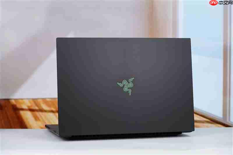 没有短板！雷蛇灵刃18 2025评测：配置拉满的顶级游戏本 18寸也能轻盈纤薄