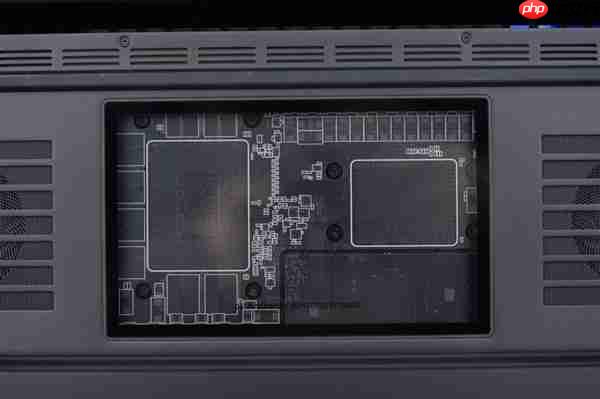 RTX 5090性能怪兽！雷蛇灵刃18 2025游戏本图赏