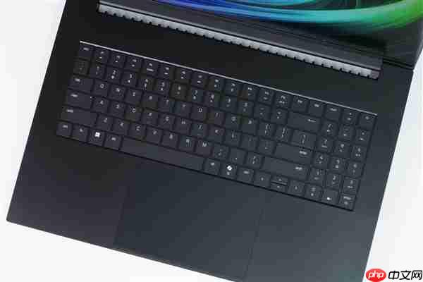 RTX 5090性能怪兽！雷蛇灵刃18 2025游戏本图赏