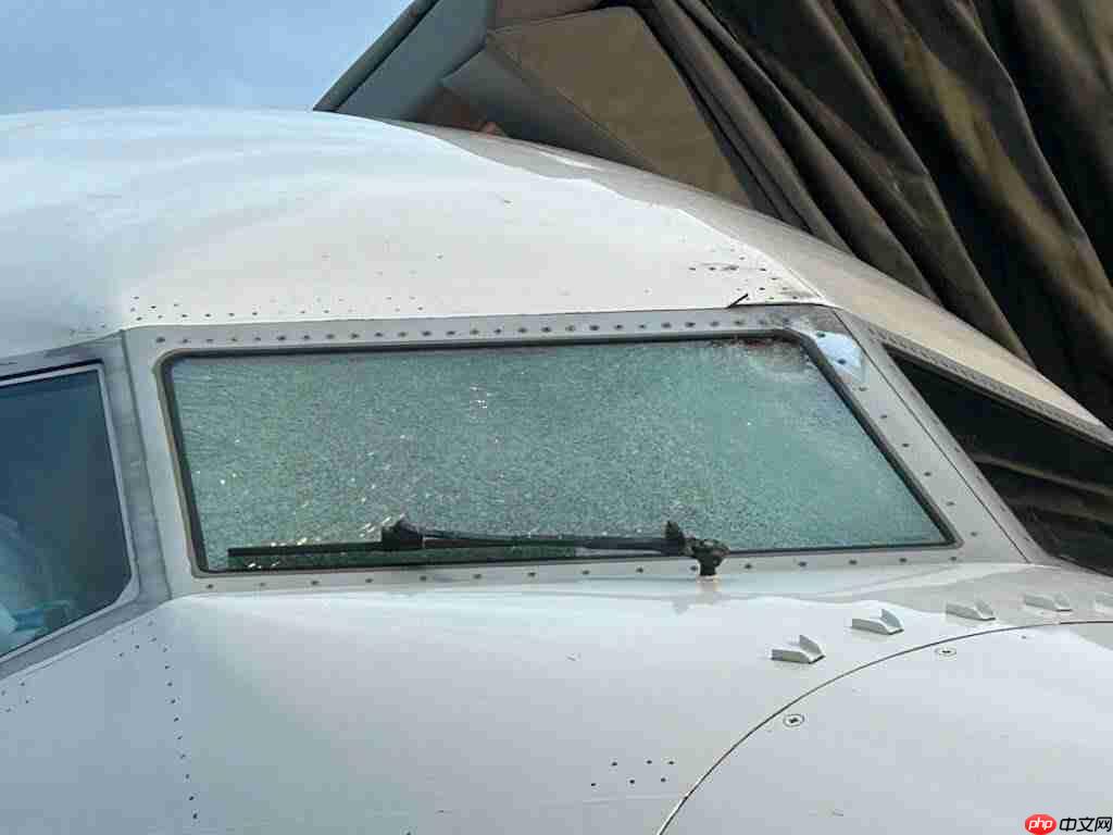 美联航航班万米高空挡风玻璃遭不明物体撞击，NTSB 调查是否为太空碎片
