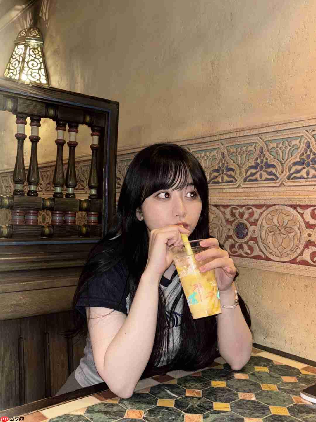 《寂静岭f》美女脸模晒与PS5光盘合照 很漂亮