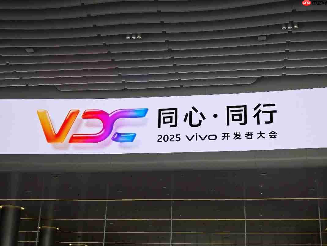 iQOO 15真机亮相VDC 2025：RGB镜头氛围灯加持，搭载OriginOS6