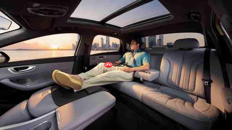 新能源家轿王来袭！荣威M7DMH限时8.58万起，续航2050km