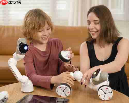 Loona宠物机器人“萌翻”2025中网球场