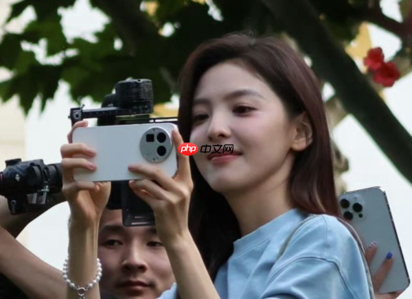 真我GT8 Pro真机曝光 章若楠手持亮相 圆形镜头模组