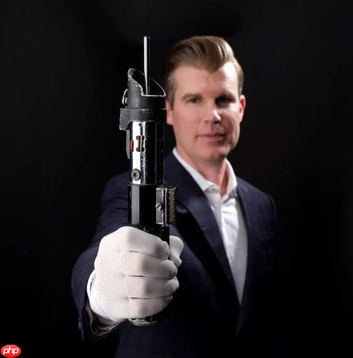 《星球大战》天行者光剑道具拍出365万美元天价 创同系之最