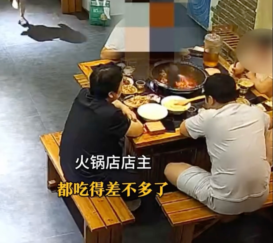 男孩玩耍将拖鞋踢进顾客火锅是怎么回事？详情介绍 - php中文网