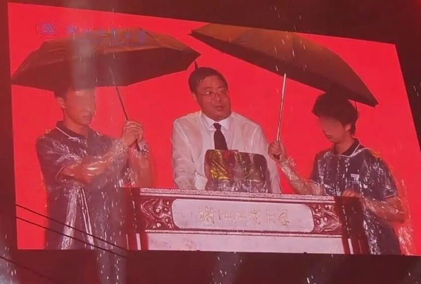 两学生撑伞反把校长淋透是怎么回事？详情介绍 - php中文网