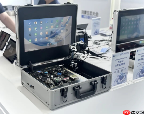 拓维信息携开鸿智谷首发“鸿蒙+星闪+AI”展区，亮相2025鸿蒙生态大会