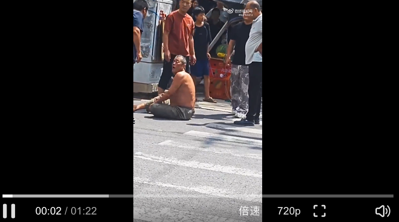 老头持板砖疯狂砸汽车：2025年9月最新暴力案件 - php中文网