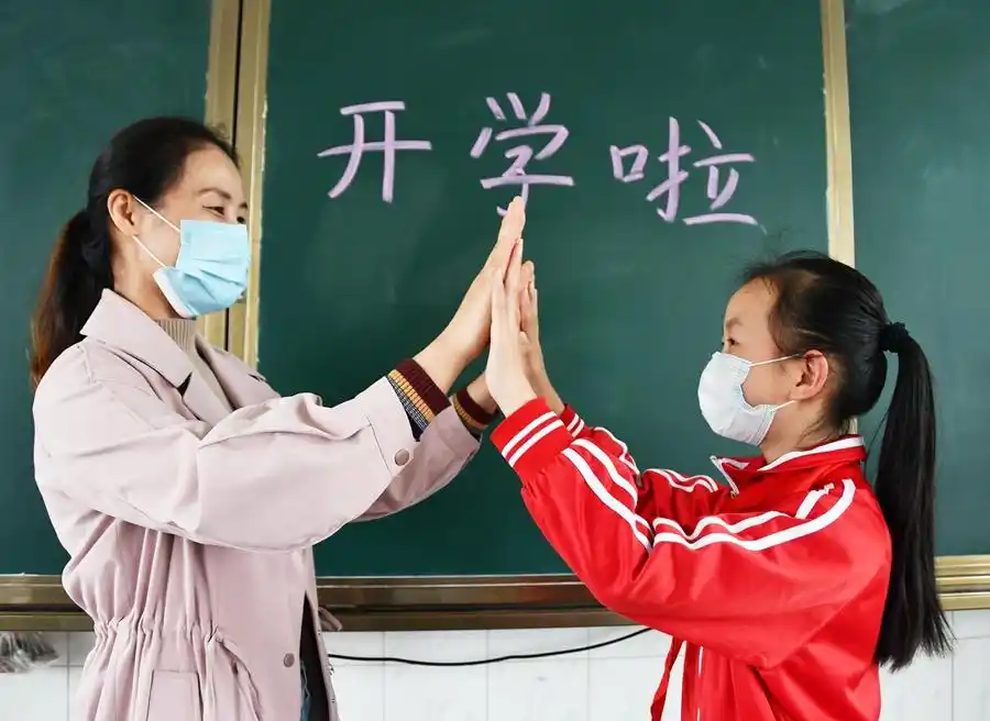 “神兽归笼！”开学日家长开心到失去表情管理，笑容完全藏不住 - php中文网