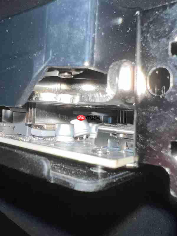 RTX 5090刚炸没几天：RTX 5070又出现电容爆炸！发出巨响散发焦味