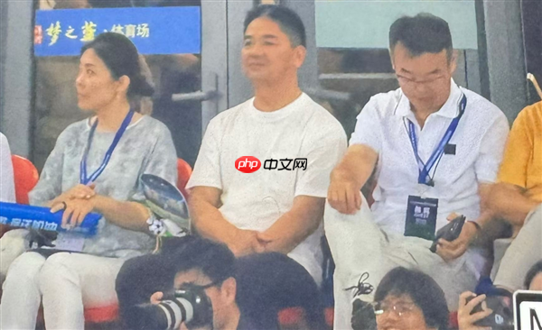 刘强东今晚现身苏超赛场 为宿迁队加油助威