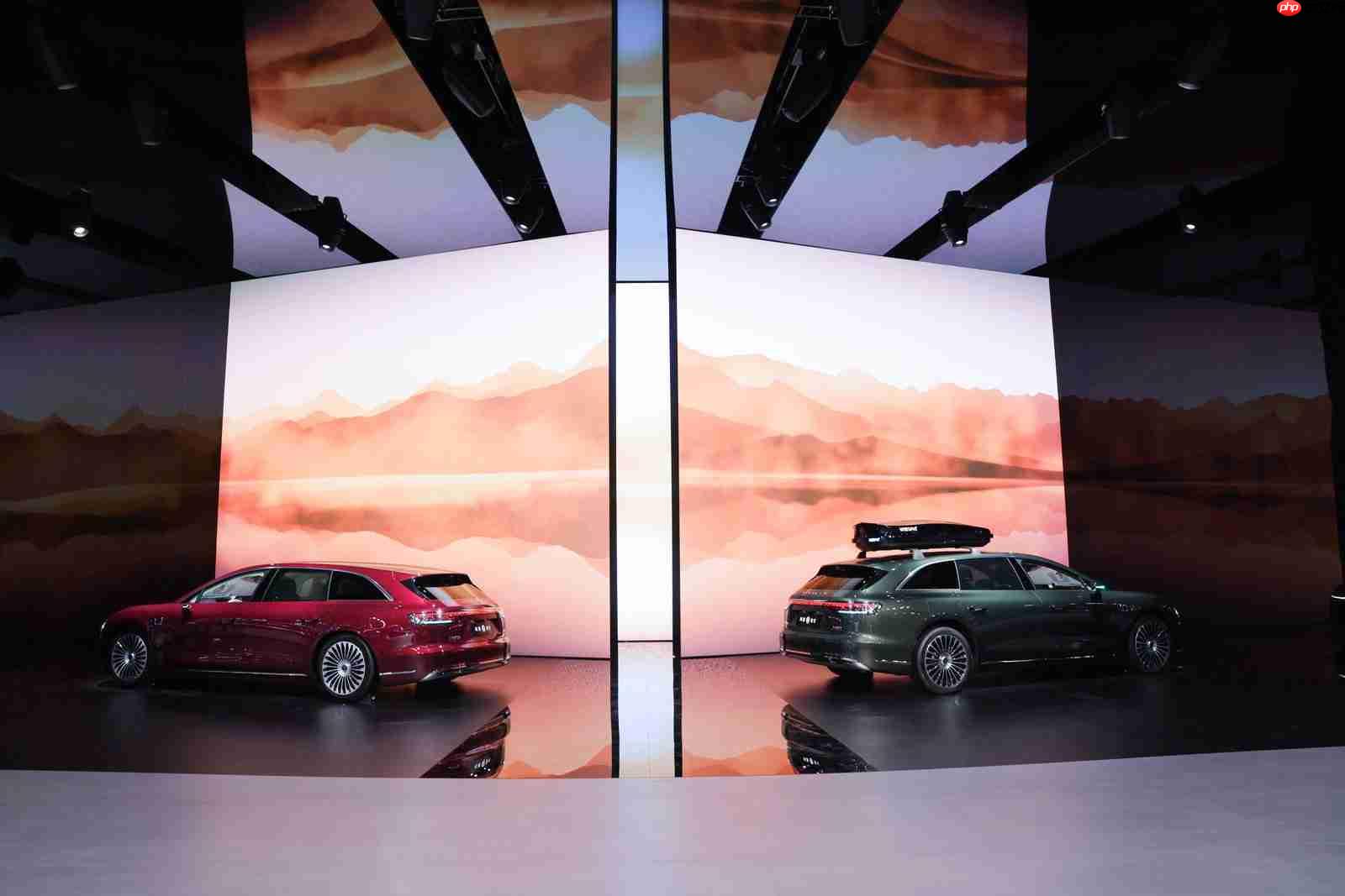 把电影院和K歌房装进车里?享界S9T亮相成都车展