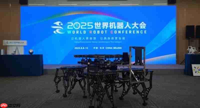 千樾铁马机器人亮相世界机器人大会重载 “硬汉” 演绎科技柔情