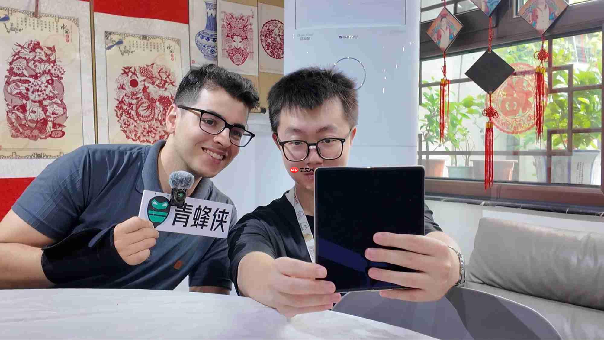 荣耀MagicV5闪耀世界青年和平大会，以AI科技架起跨国对话桥梁