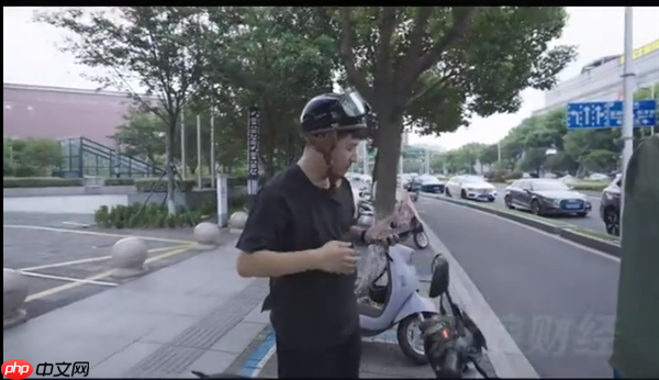 名下公司存款上亿！张雪峰自曝没有车也不会开车 都是骑电动车上下班