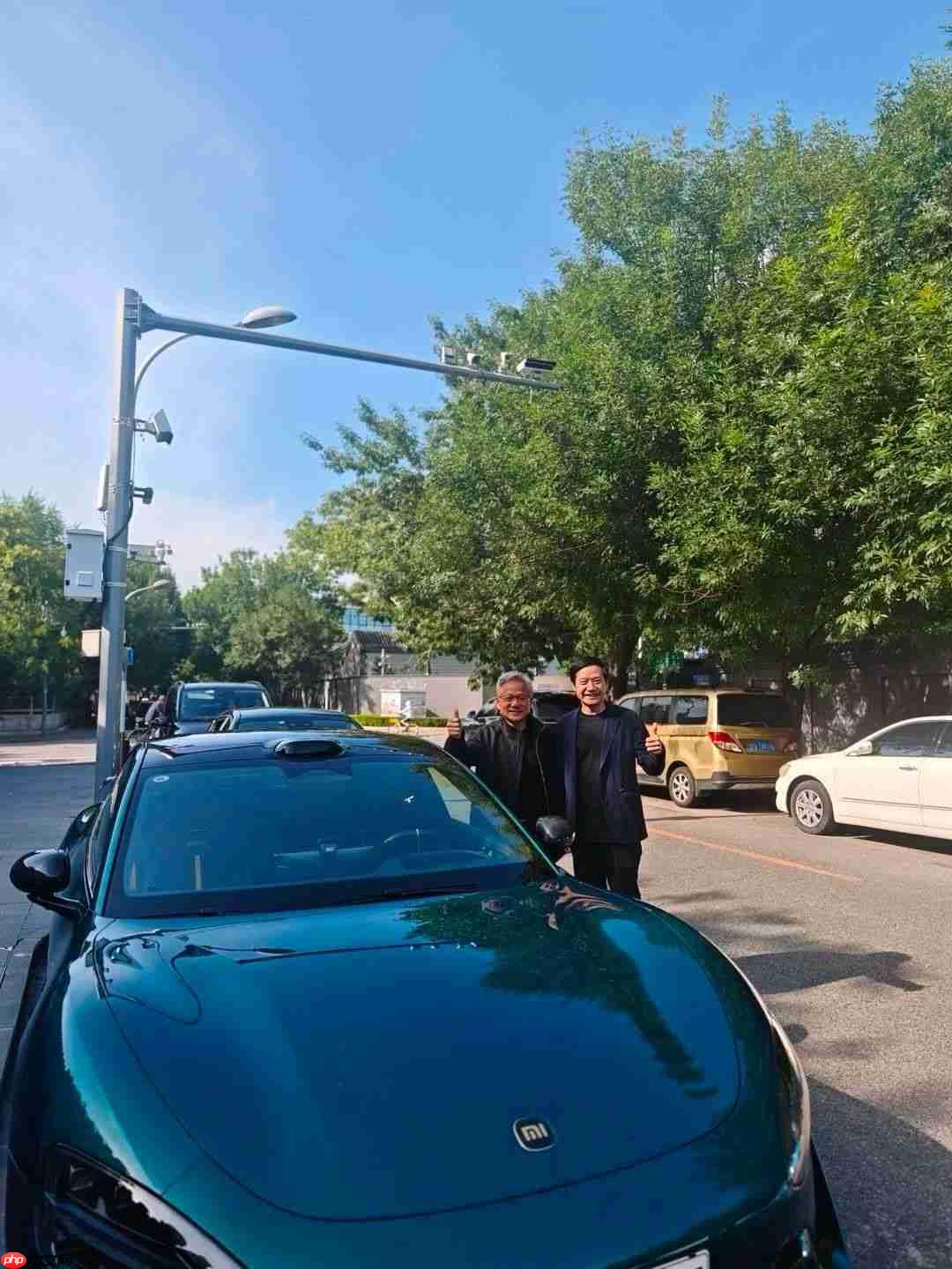 黄仁勋和雷军在小米 SU7 Ultra 旁合影曝光