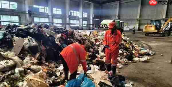 当事女游客非干部！环卫4小时翻8吨垃圾给儿童找手表 官方称会奖励谁求助都帮