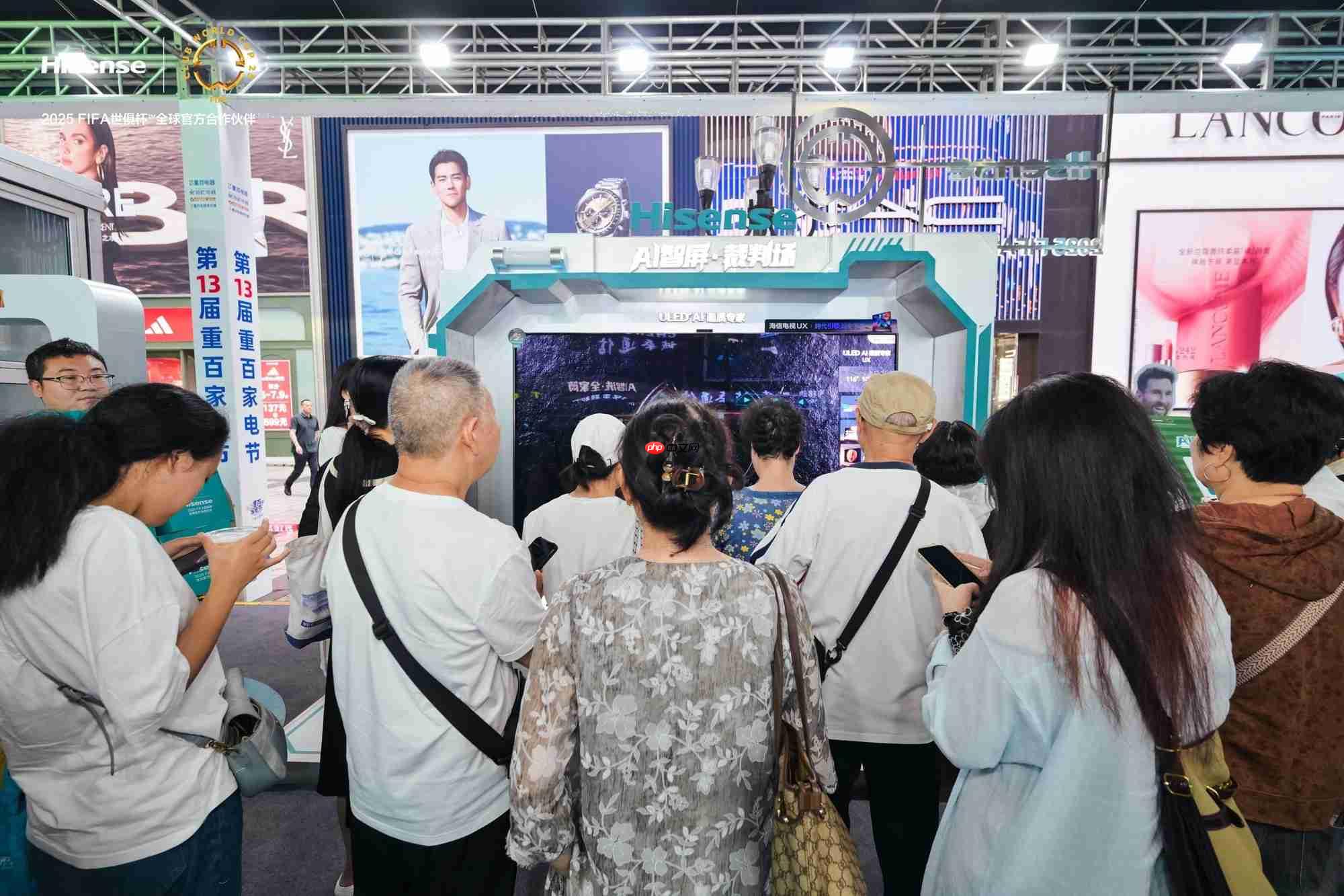 助力第13届重百家电节，海信AI球迷大巴带来世俱杯观赛体验！