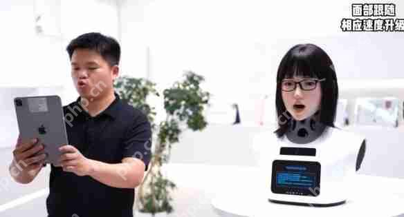 松延动力新一代仿生女机器人推出！面部表情很逼真！
