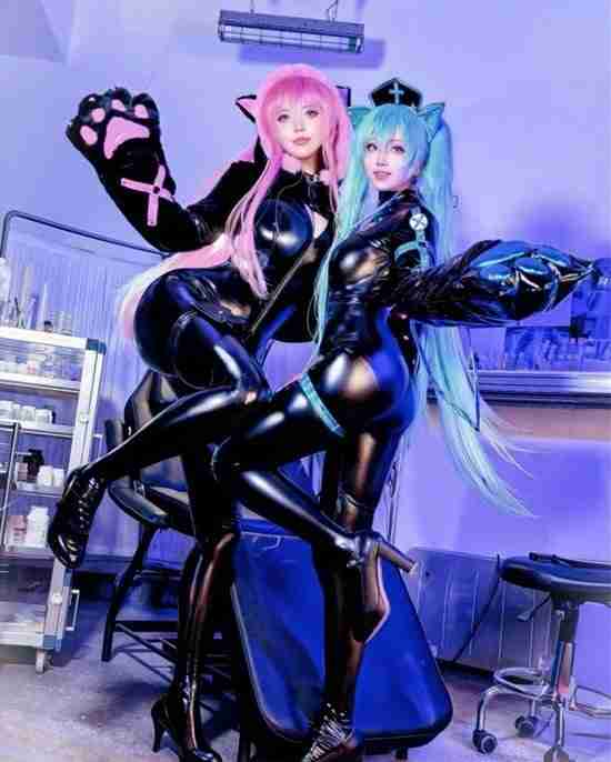 韩妹COS初音未来 丝袜胶衣大展偶像身材