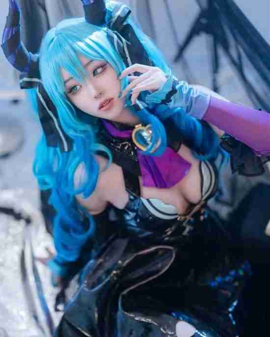 韩妹COS初音未来 丝袜胶衣大展偶像身材