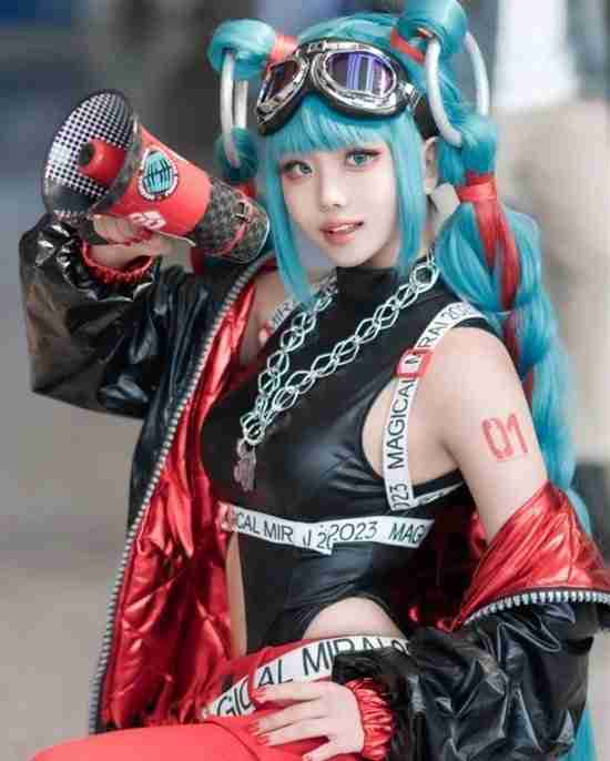 韩妹COS初音未来 丝袜胶衣大展偶像身材