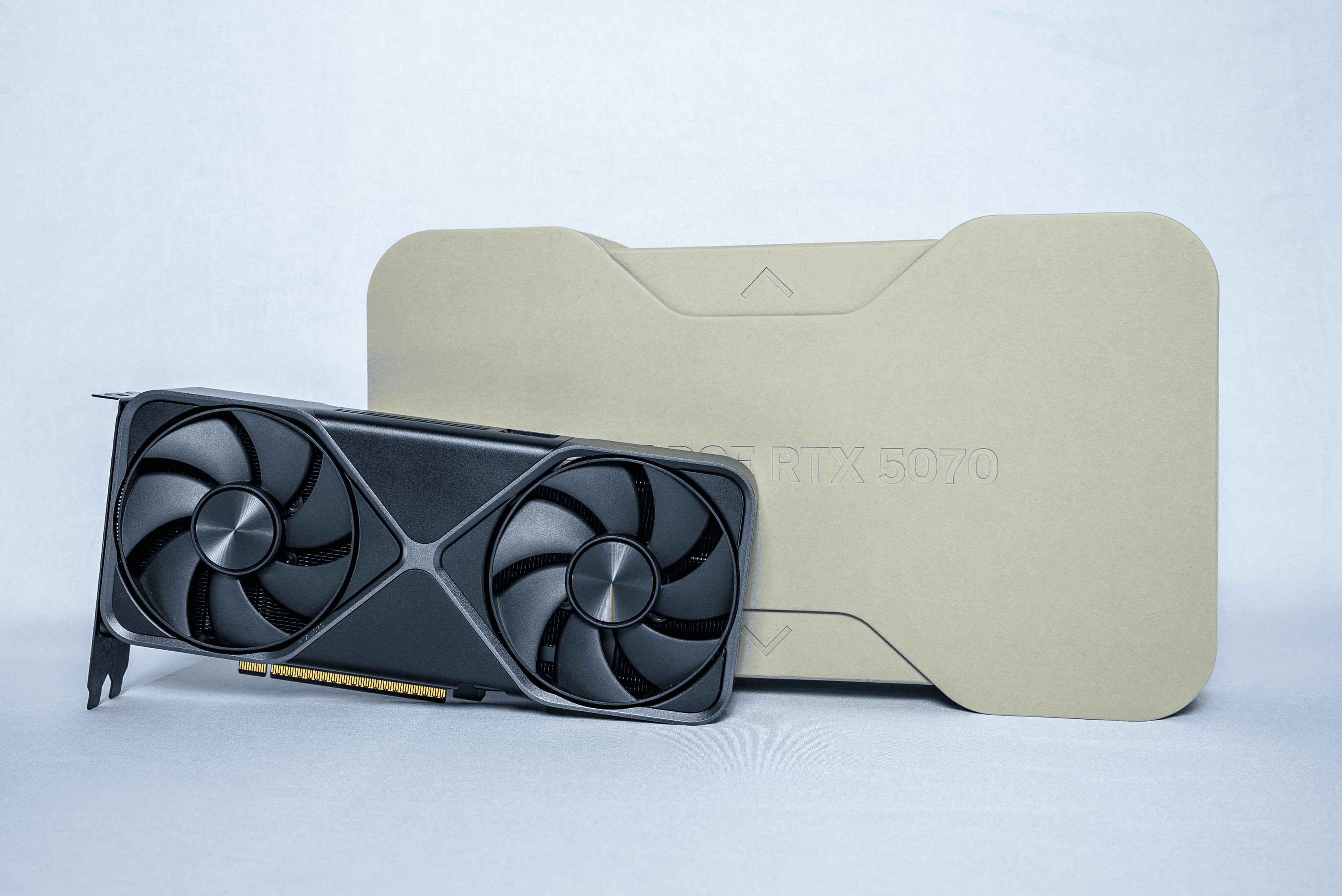甜品级显卡新标杆：NVIDIA GeForce RTX 5070 FE评测