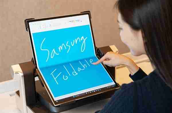 外形梦幻！三星CES大秀卷轴屏和折叠屏