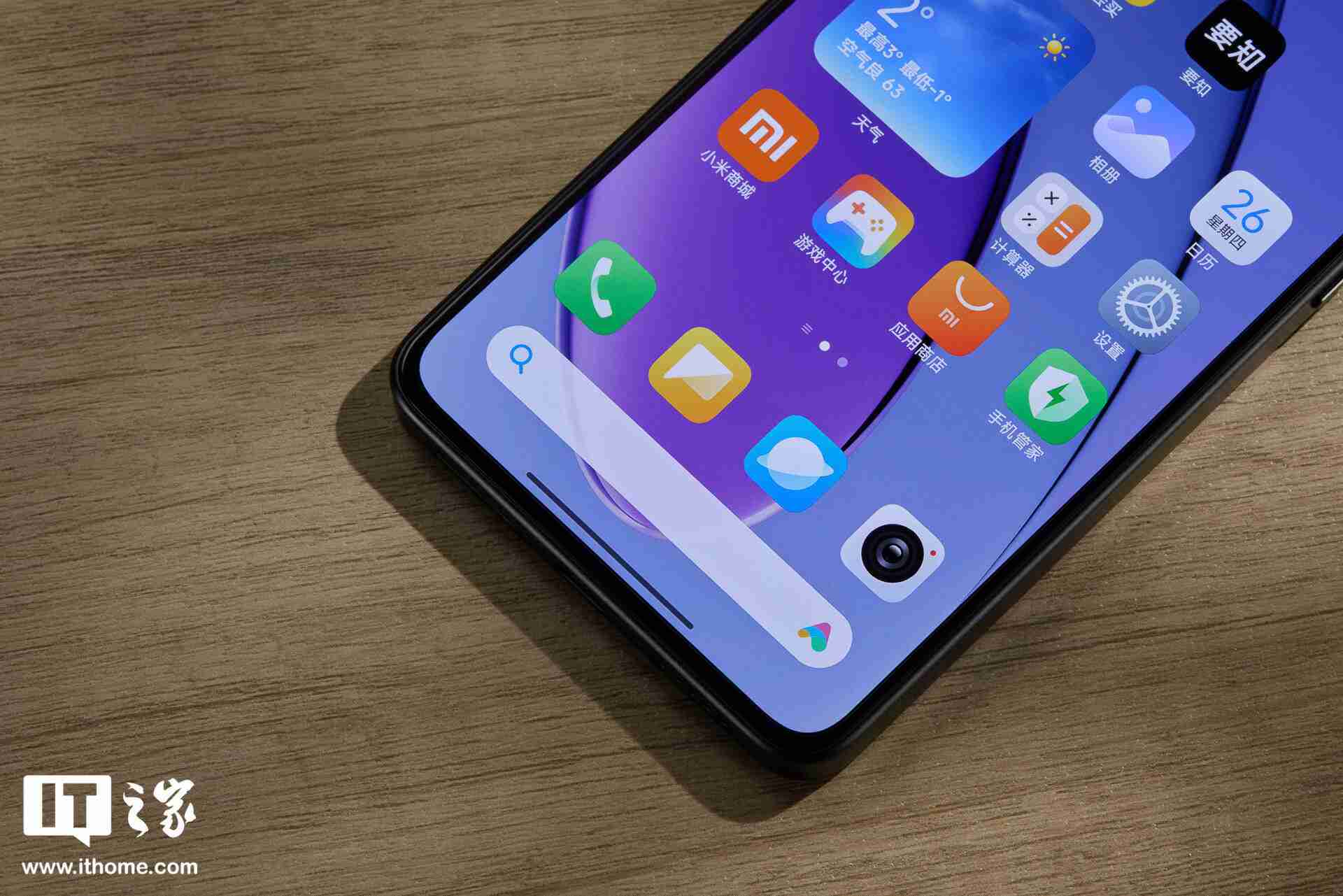 小米 REDMI Turbo 4「暗影黑」实拍：设计干练克制，拼色后壳不失个性