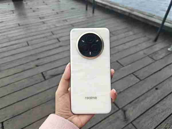 真我14 Pro+亮相：首发温感变色技术 后盖遇冷变色