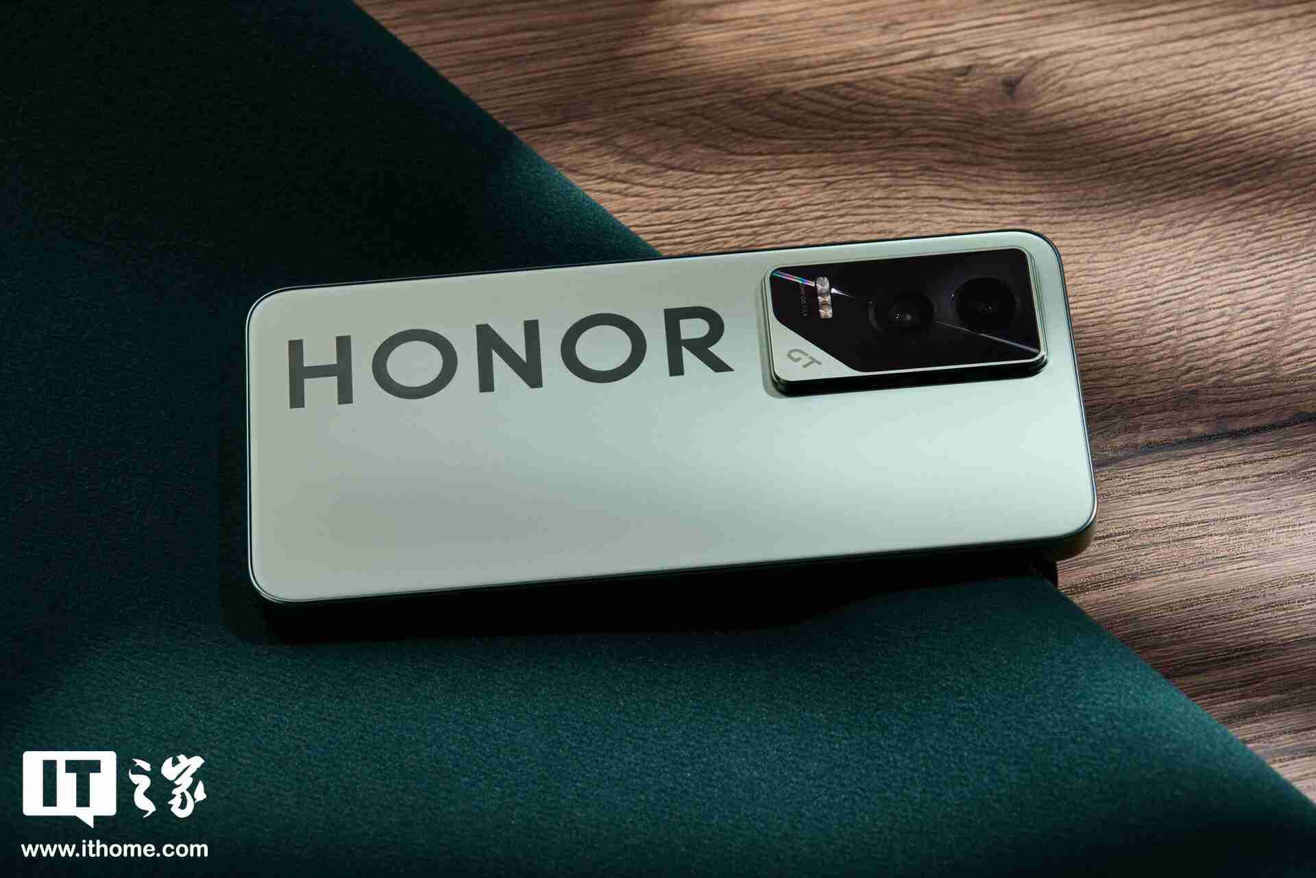 荣耀 GT「极光绿」图赏：大 Logo 设计，梦回荣耀 30