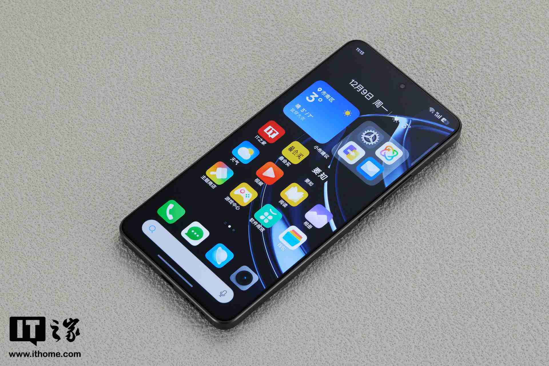 真我 Neo7 图赏：8.5mm 机身内竟塞进 7000mAh 大电池