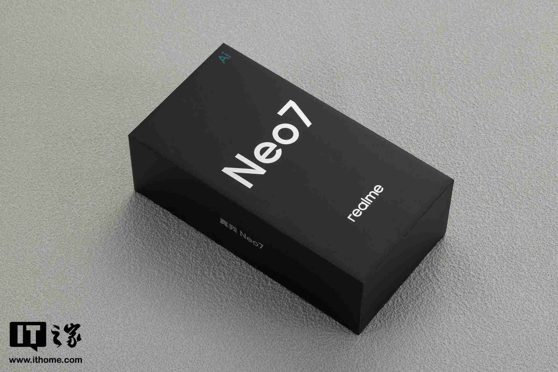 真我 Neo7 图赏：8.5mm 机身内竟塞进 7000mAh 大电池