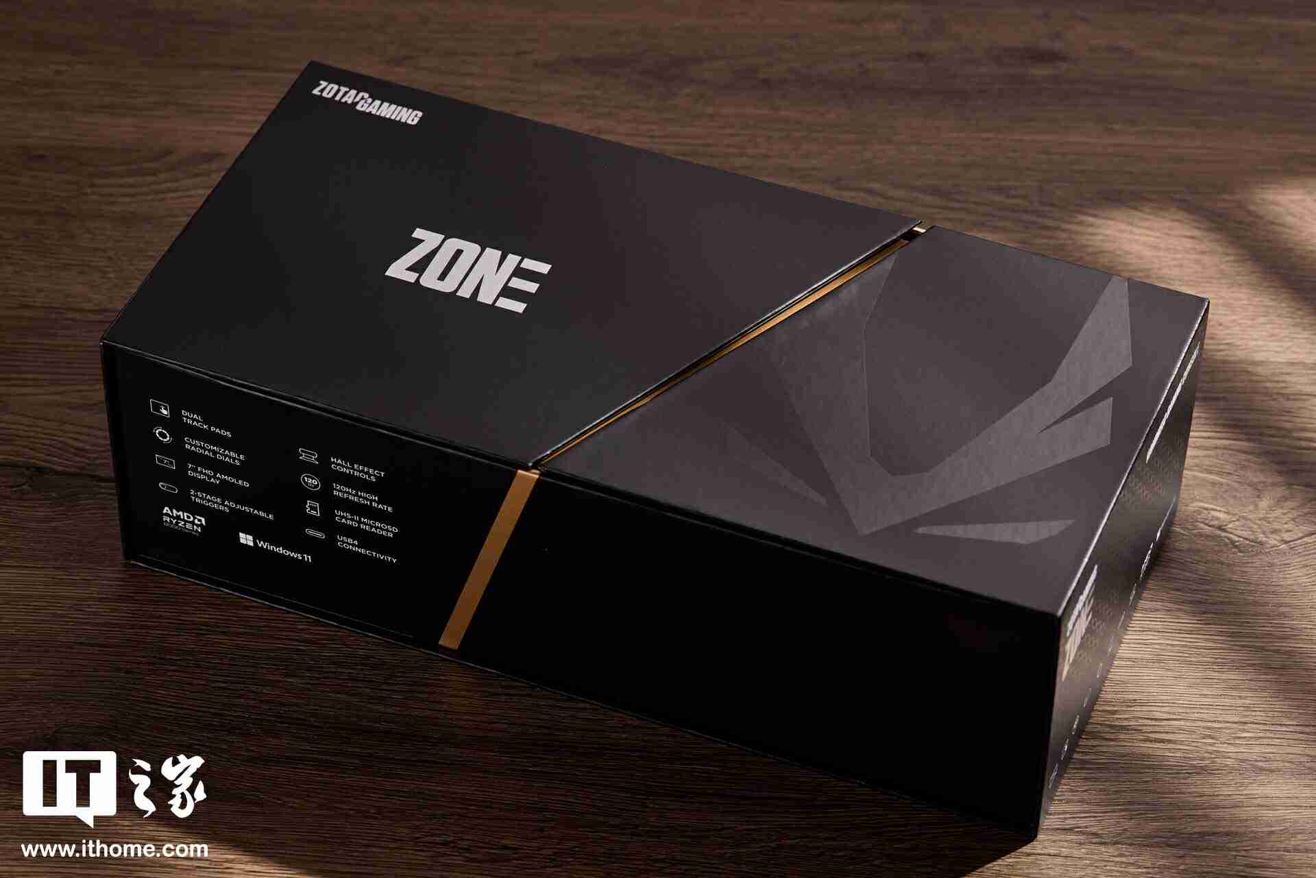 索泰 ZONE 游戏掌机图赏：120Hz AMOLED 屏、拨动式轮盘、双触控板、二段式扳机