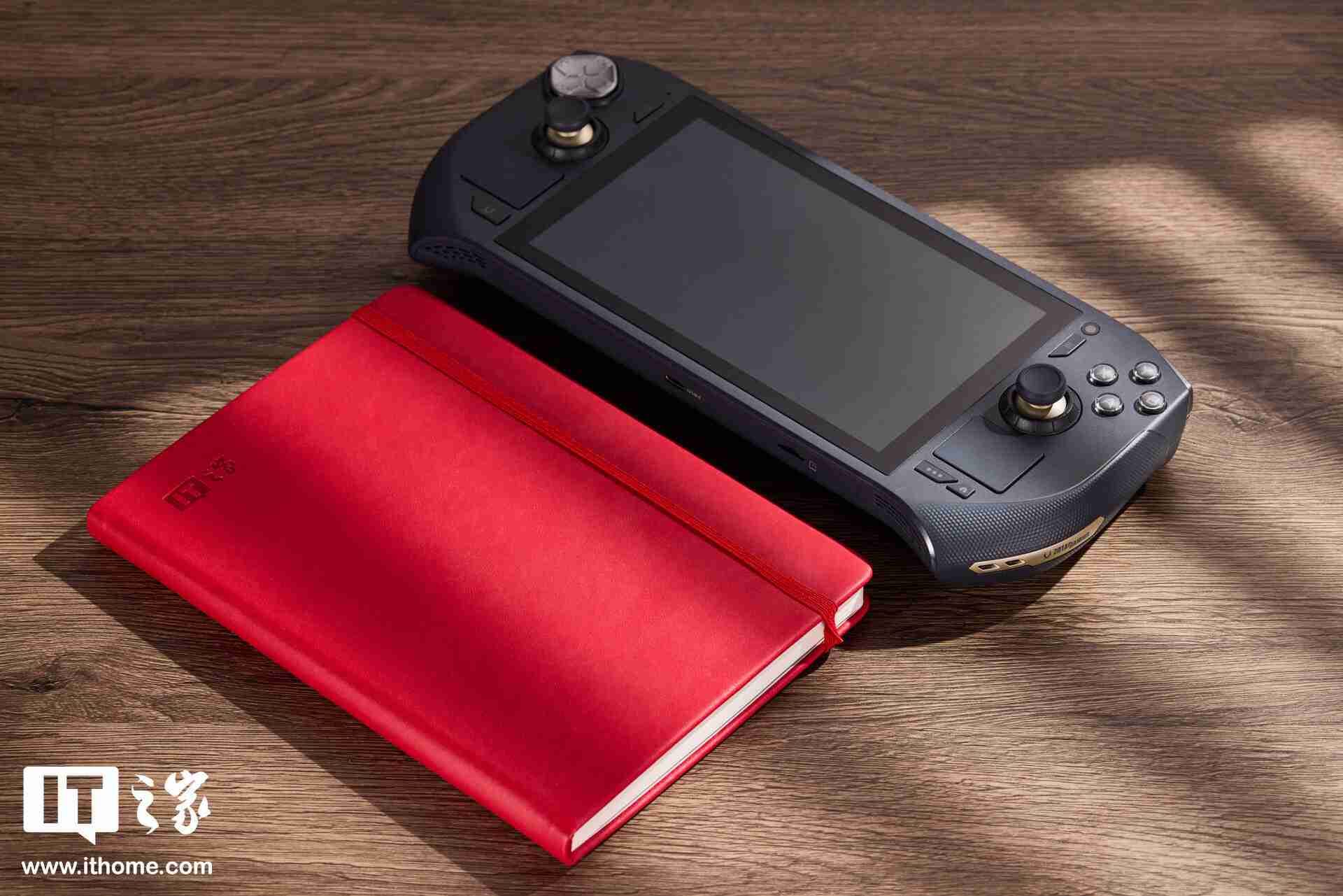 索泰 ZONE 游戏掌机图赏：120Hz AMOLED 屏、拨动式轮盘、双触控板、二段式扳机