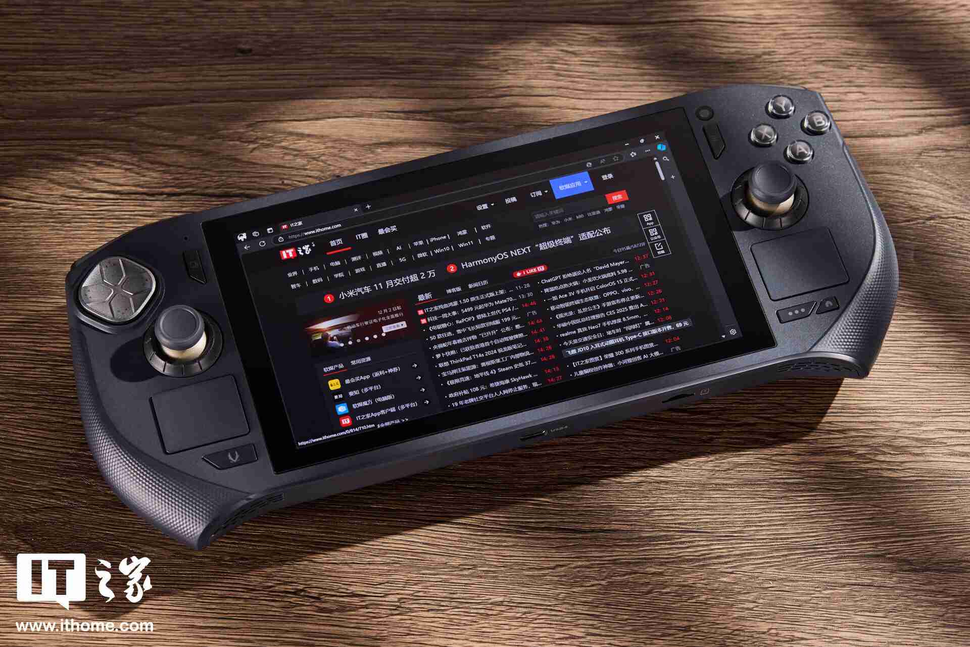 索泰 ZONE 游戏掌机图赏：120Hz AMOLED 屏、拨动式轮盘、双触控板、二段式扳机