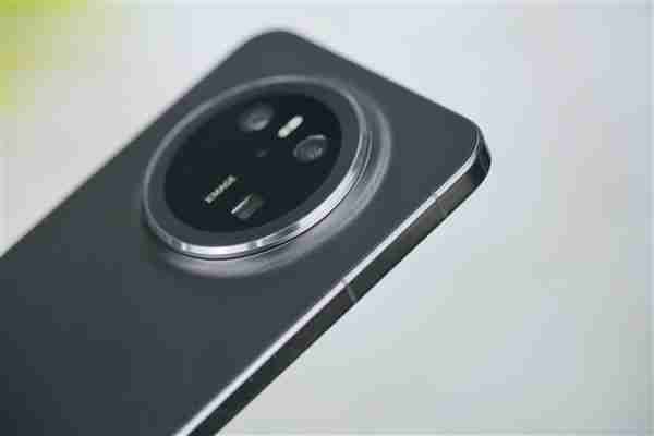 手感绝佳小直屏！华为Mate 70曜石黑图赏