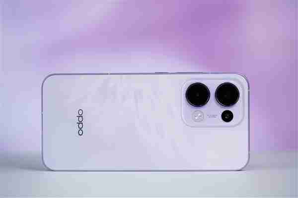 翅膀纹理灵动吸睛！OPPO Reno13图赏