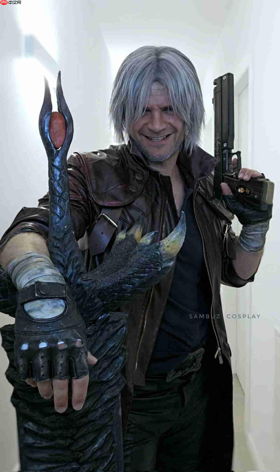 皮衣配圣诞帽！意大利Coser演绎《鬼泣5》圣诞但丁