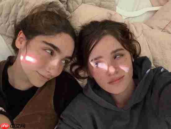 连性取向都还原了！玩家情侣COS《最后生还者》艾莉和蒂娜